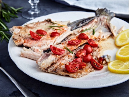 Печена риба пъстърва на фурна с чери домати, масло, копър и чесън - снимка на рецептата